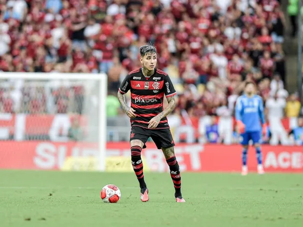 Erick Pulgar cometió un craso error en Copa Libertadores y le llueven las críticas