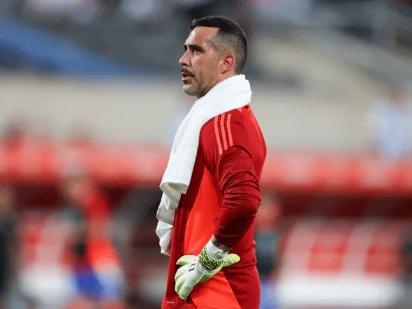 Claudio Bravo confirmó su futuro tras los rumores de regreso a Barcelona