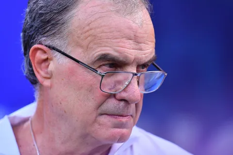 ¿Lo dejaron solo? El presidente de la AUF se despega de Bielsa