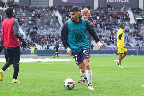 Con una mascarilla, Gabriel Suazo explicó su ausencia en el último partido de Toulouse