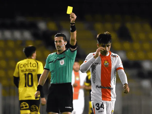 Los 5 fichajes que más tarjetas amarillas han recibido en el Campeonato Nacional