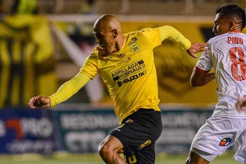 Humberto Suazo: el Hombre venido del Planeta Gol lo hizo otra vez
