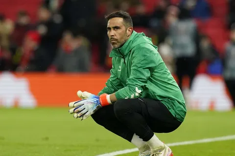 Decisión tomada: confirmaron cuál será futuro de Claudio Bravo tras dejar Betis