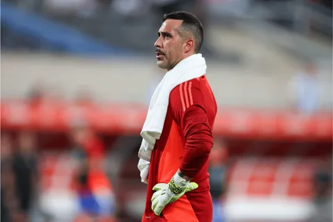Claudio Bravo confirmó su futuro tras los rumores de regreso a Barcelona