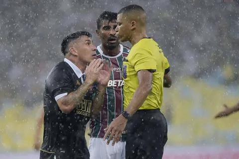 Gary Medel apuntó contra el arbitraje tras su expulsión en el empate de Vasco