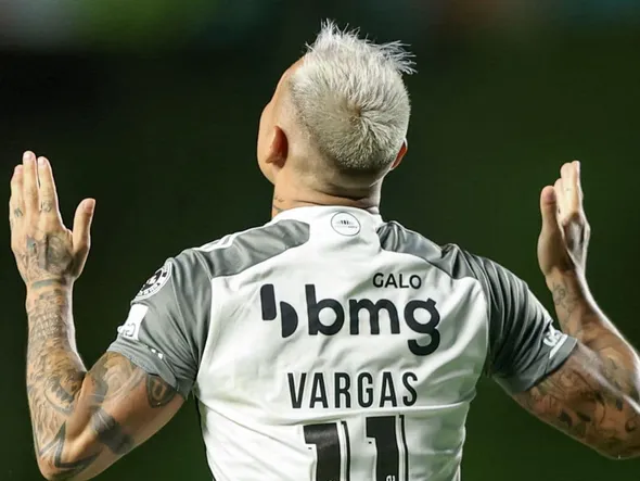 Eduardo Vargas anotó 2 goles en el empate de Atlético Mineiro e hizo historia