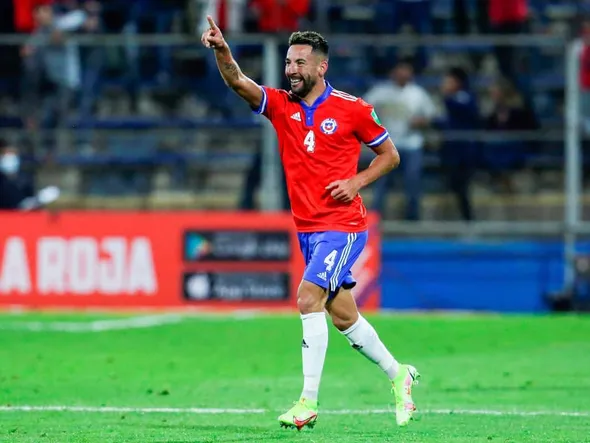 Mauricio Isla demostró ante River Plate la razón de por qué fue nominado a La Roja