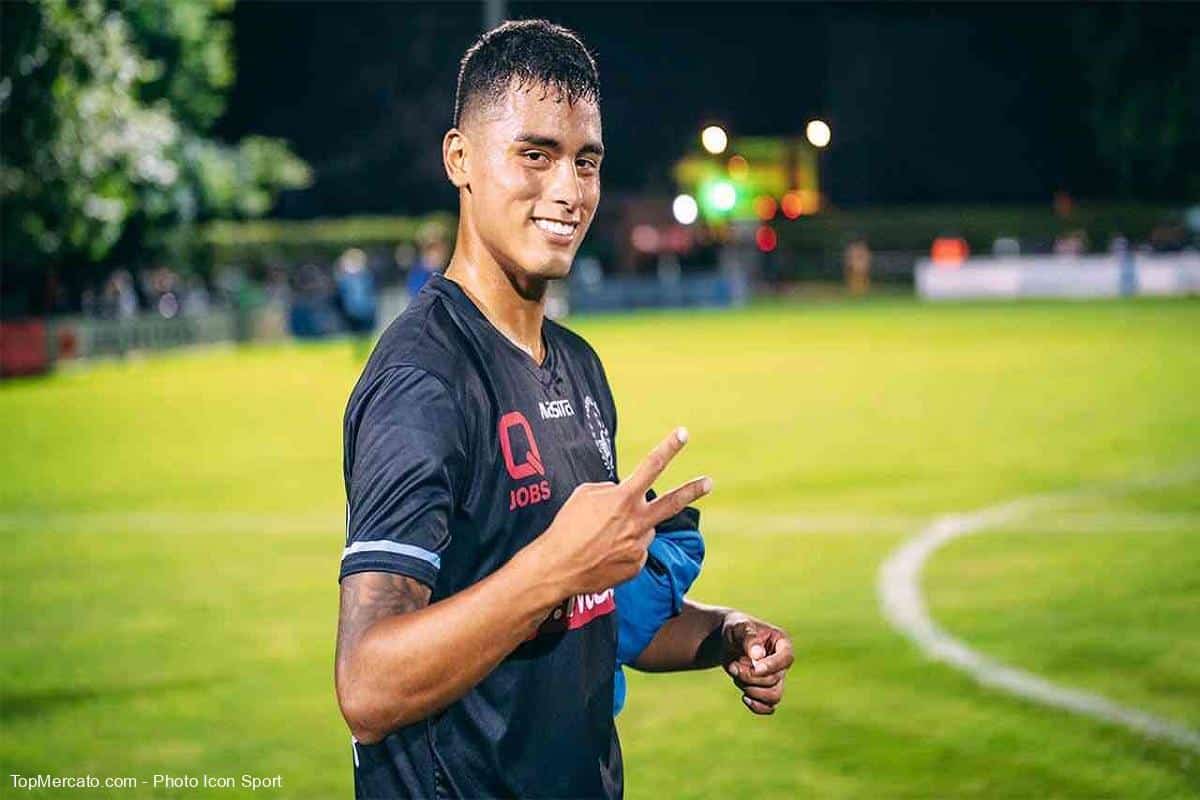 La ROMÁNTICA postal de Kluiverth Aguilar con Yamelí Gómez en París