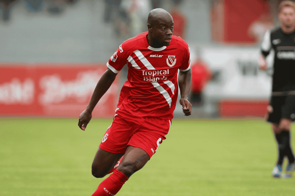 John Jairo Mosquera con camiseta de Einzelbild Freisteller Aktion