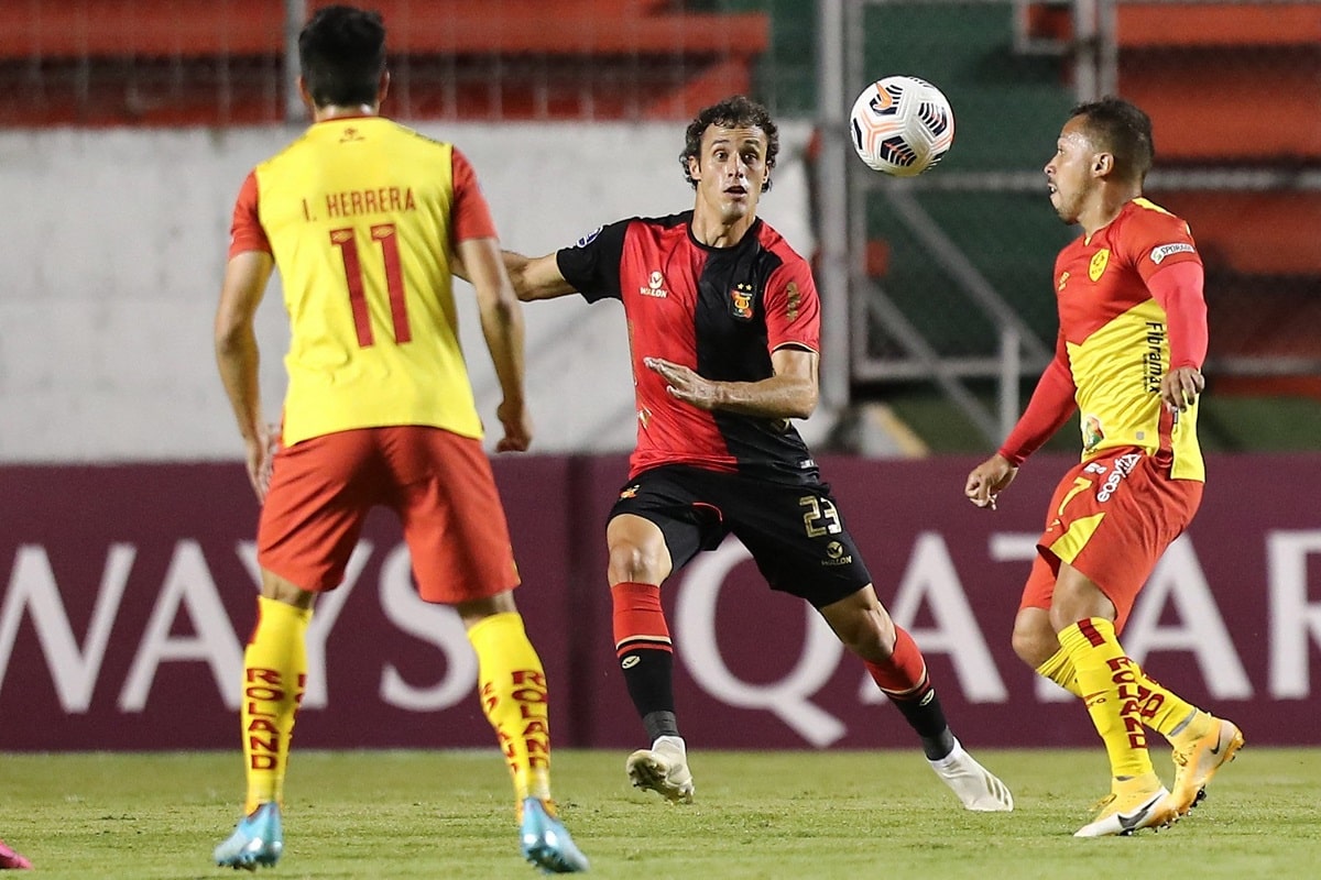 ¿Cuáles son los equipos peruanos con más partidos jugados en la Copa Sudamericana?