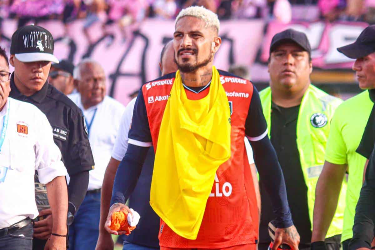 ¿Paolo Guerrero lesionado? Así salió del campo el capitán de la UCV