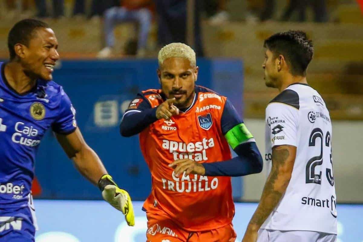 El codazo de Paolo Guerrero por el que podría haber sido expulsado en su debut con César Vallejo