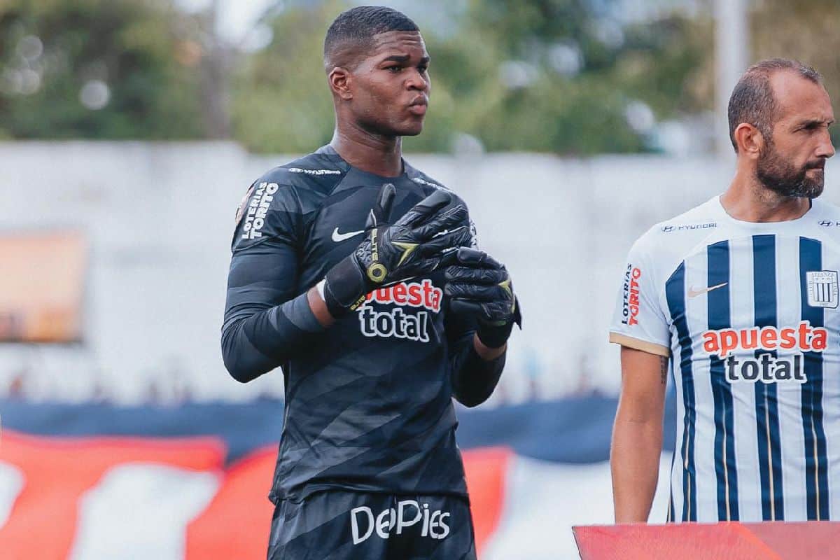 Ángel de la Cruz hizo lo que pudo: su responsabilidad en ambos goles de Alianza Lima