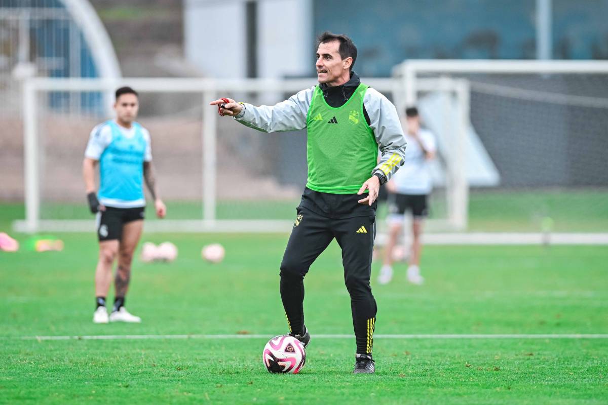 “Jugadores de jerarquía”: Farré pide refuerzos para Sporting Cristal