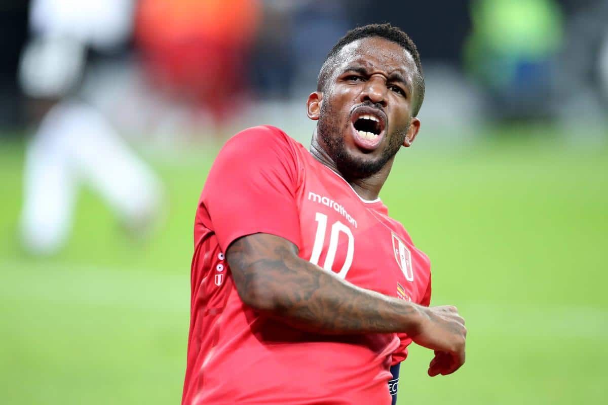 La fortuna que ostenta Jefferson Farfán: autos, relojes y millones de dólares