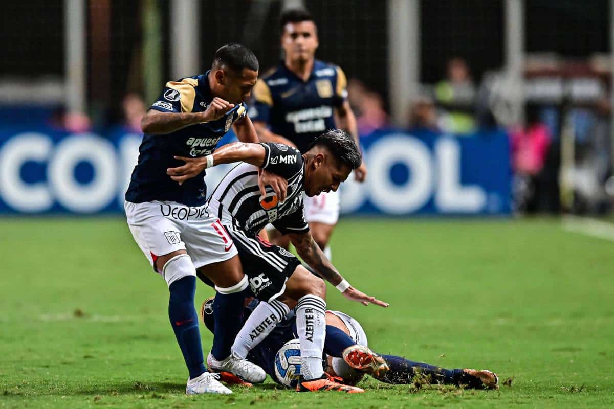 Fichajes Universitario: Fabián Bustos no descartó la llegada de un exdelantero con pasado en Alianza Lima