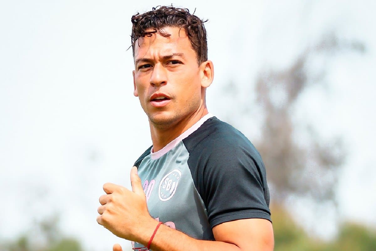 ¿Cuántos futbolistas peruanos jugaron en Rumania antes de Cristian Benavente?