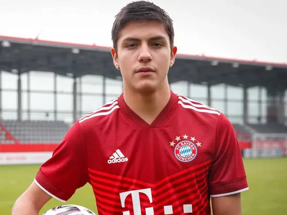 Tiene ascendencia peruana, es sueco y ya entrenó en la primera del Bayern Münich: la historia de Matteo Pérez Vilnöf