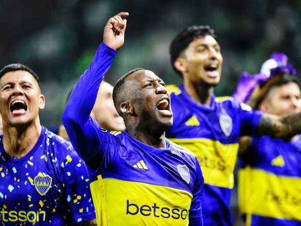 Luis Advíncula cumple 34 años y los hinchas de Boca le mostraron su afecto