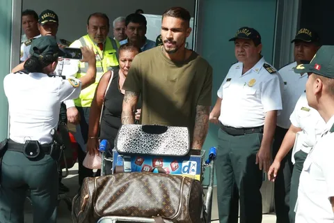 Paolo Guerrero definirá su futuro cara a cara con Richard Acuña