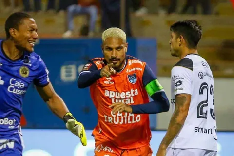 El codazo de Paolo Guerrero por el que podría haber sido expulsado en su debut con César Vallejo