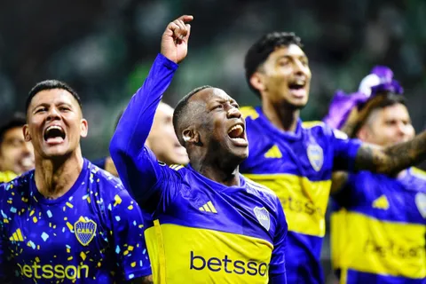 Luis Advíncula cumple 34 años y los hinchas de Boca le mostraron su afecto