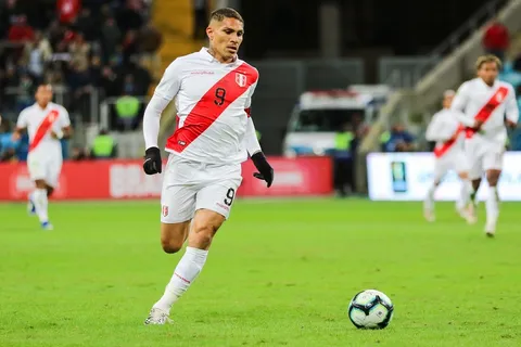 El crecimiento contractual de Paolo Guerrero con el paso de los años
