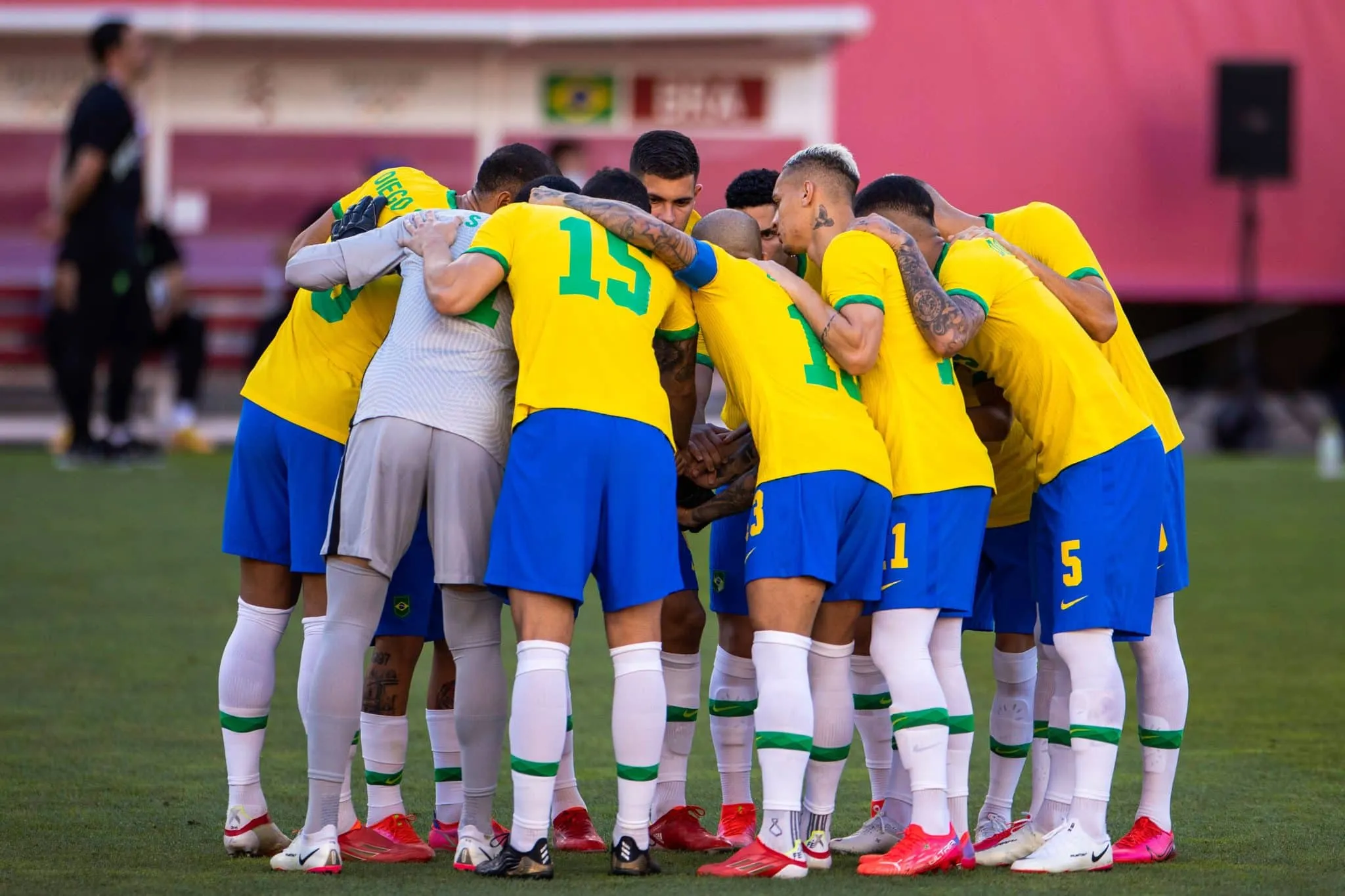 Quelle star brésilienne a participé aux JO 2000 puis a pris le brassard de capitaine lors des JO 2008, mais n’a jamais remporté l’or ?