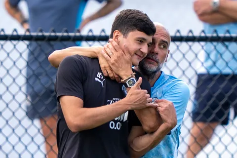 Manchester City : comment Khusanov a conquis Guardiola à un poste qui n’est pas le sien