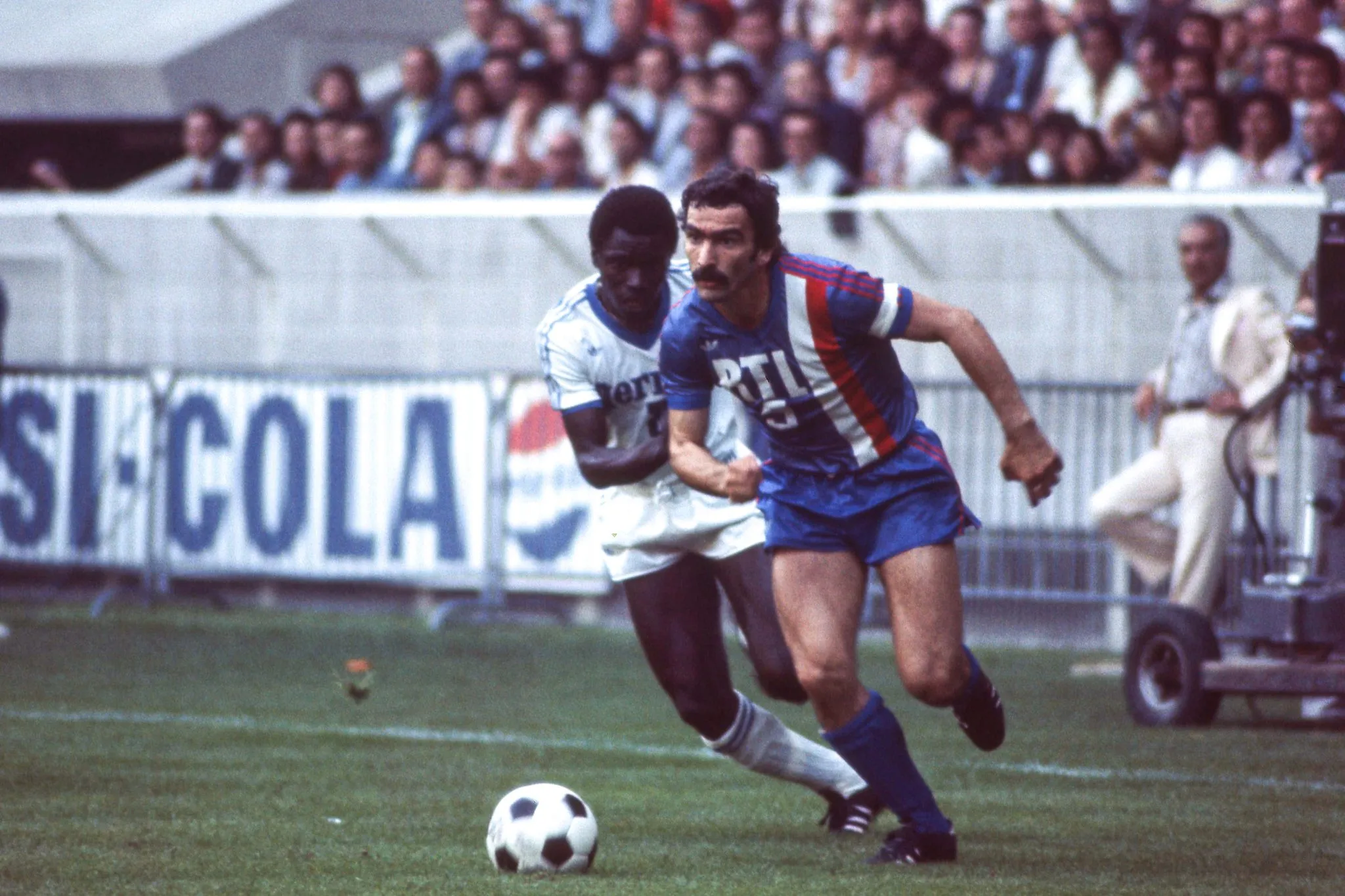 Quel est ce Lyonnais qui déborde le Marseillais Sarr Boubacar lors de la finale de la Coupe de France 1976 ?