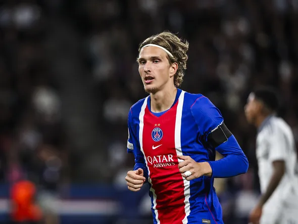 PSG : “C’est le même type de joueur que Kvaratskhelia”, Mika Godts est-il prêt pour une telle concurrence ?