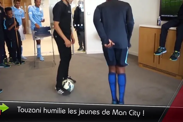 Aucun respect… un freestyler humilie les jeunes de City ! C’est le zap foot !