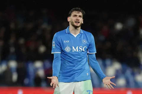 PSG : Kvicha Kvaratskhelia déjà taclé par Naples