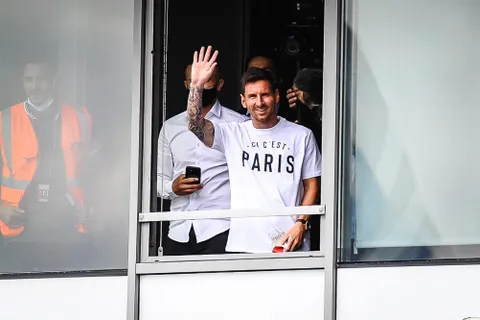 PSG : Ronaldinho s’enflamme pour Messi