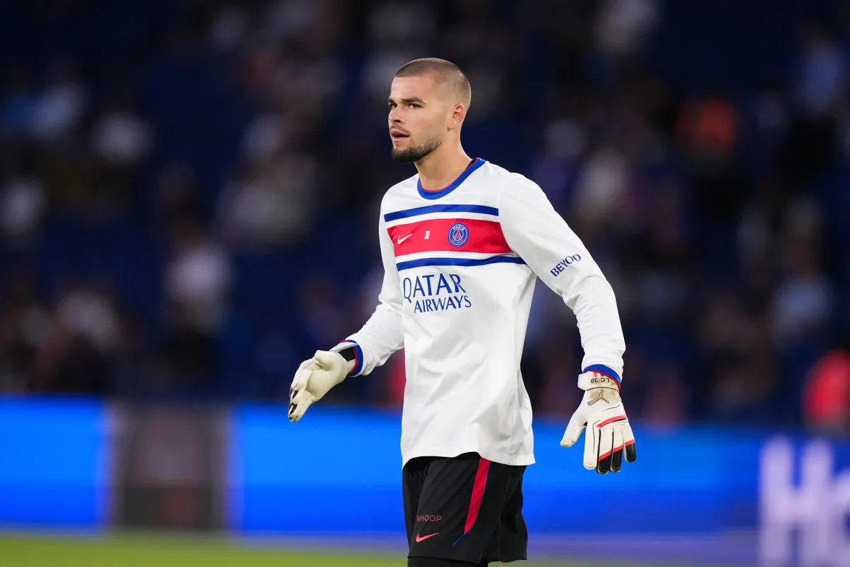 Mercato PSG : 4 destinations pour relancer Lucas Chevalier, dont l’avenir à Paris paraît bouché