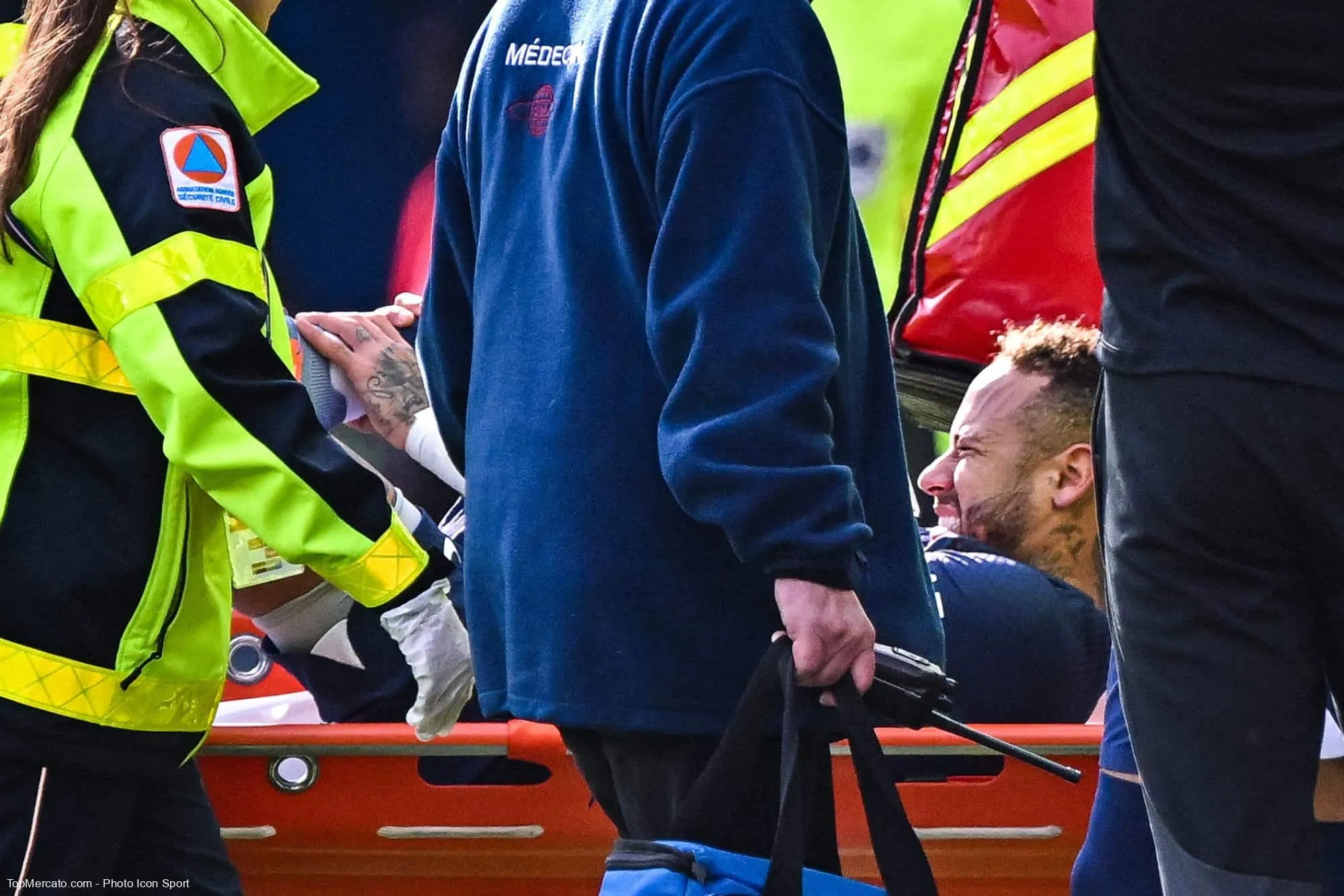 Combien de matchs officiels Neymar a-t-il joué avec le PSG lors de la saison 2021-2022, sa saison la plus élevée en termes de rencontres disputées avec le club français?