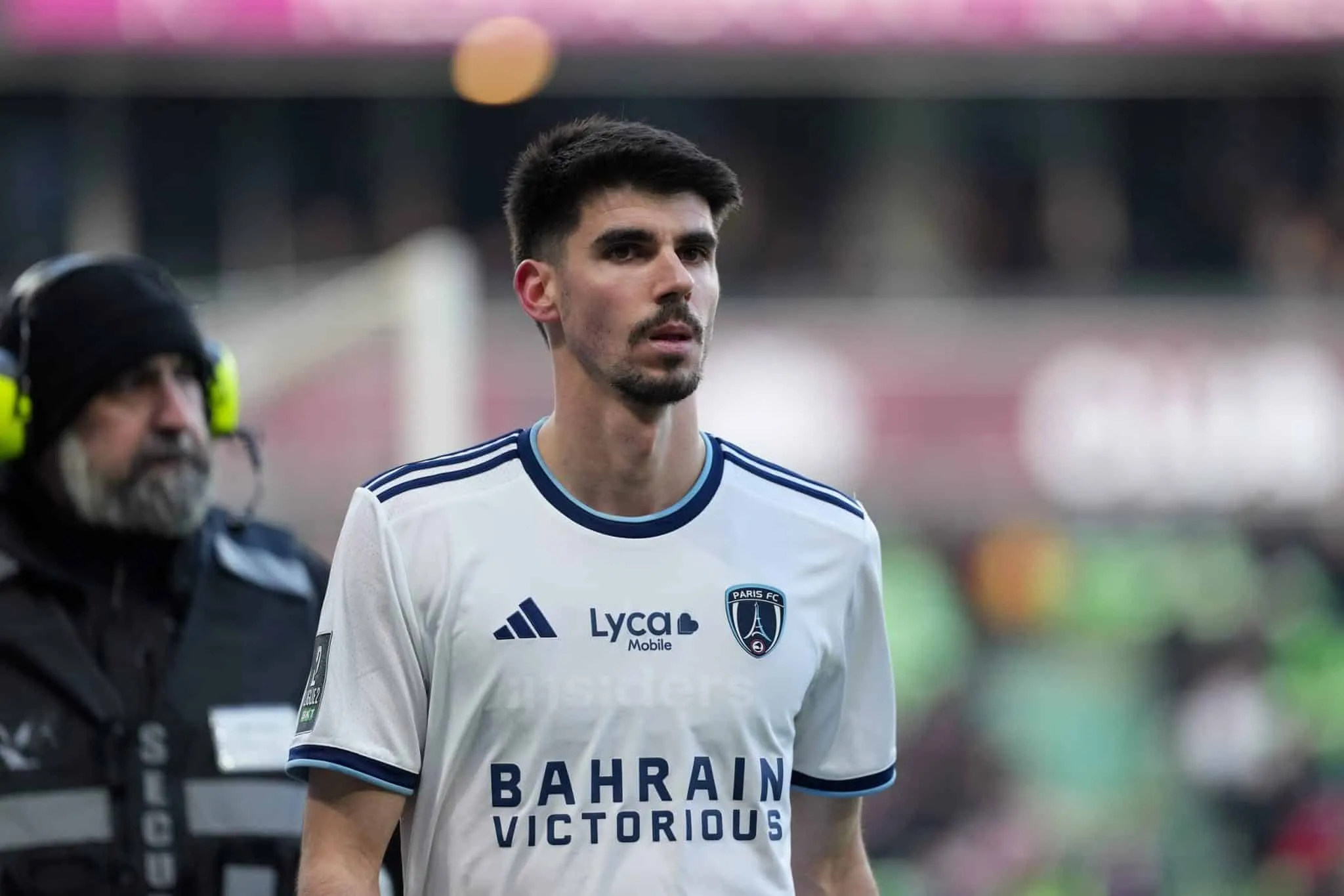 Quel club de L1 a prêté le latéral gauche belge Thibault de Smet au Paris FC (L2) en janvier 2025 ?