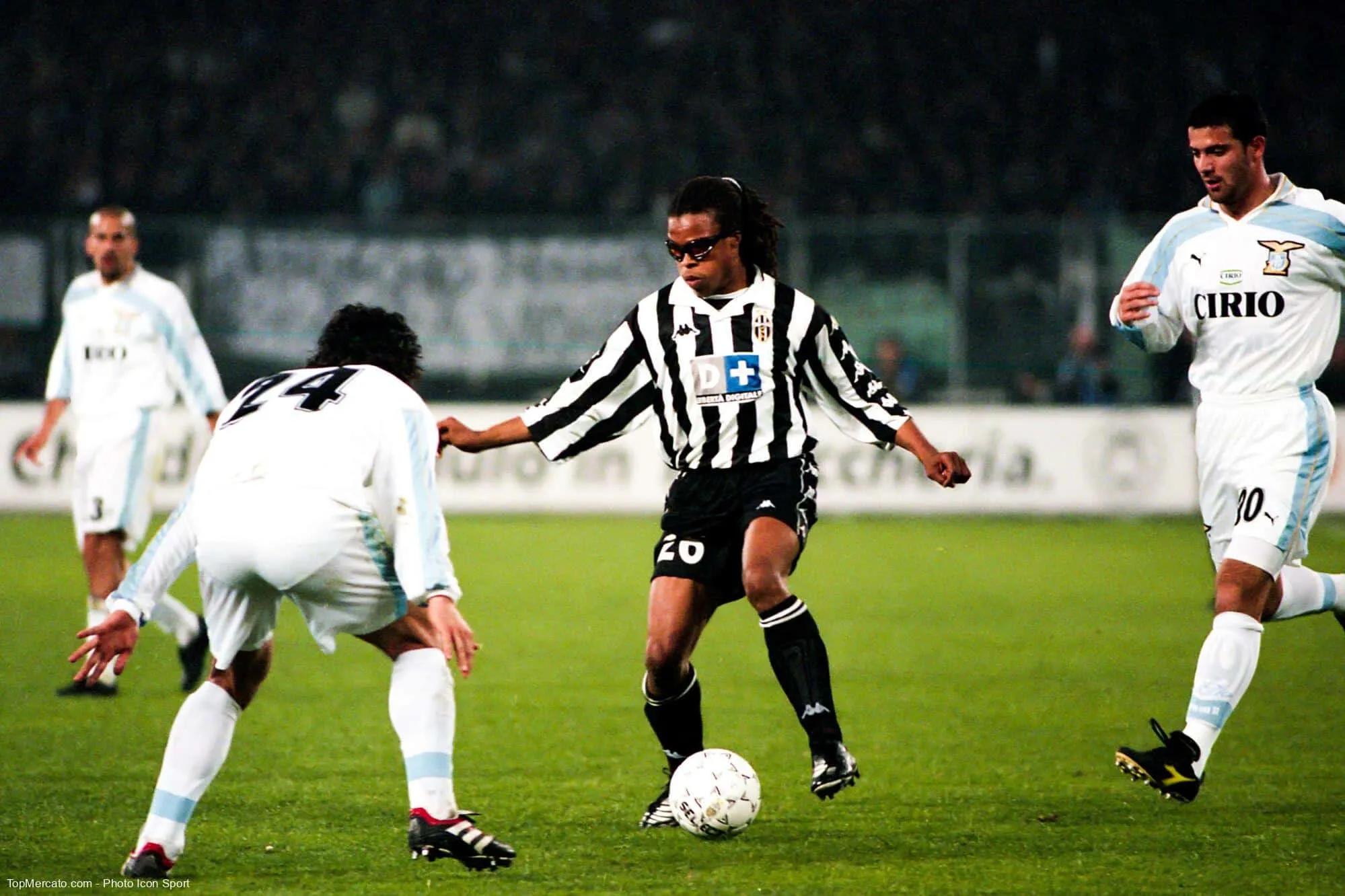 En 2001, Edgar Davids est contrôlé positif. Quelle excuse le Néerlandais utilise-t-il pour se défendre ?