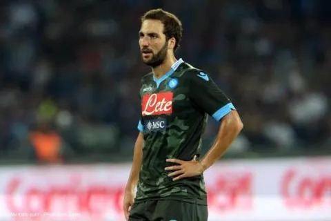 Naples : le club dément les informations sur Higuain