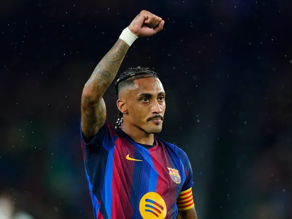 Mercato Barça : “mon esprit était ailleurs, je voulais partir”, Raphinha raconte la discussion qui l’a fait changer d’avis
