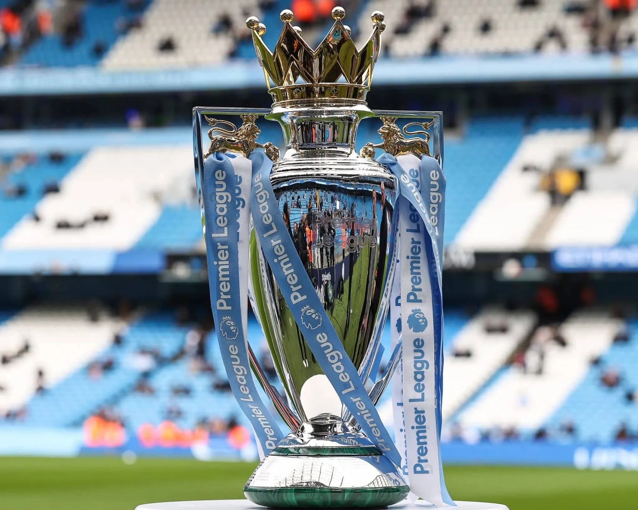 Quel gardien de Premier League, célèbre pour avoir porté un casque durant une grande partie de sa carrière, a dû en plus porter un masque après une fracture du nez, en 2011 ?