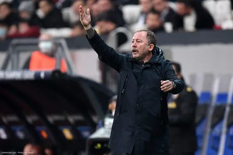 Officiel Mercato - Besiktas : le club se sépare de son entraîneur