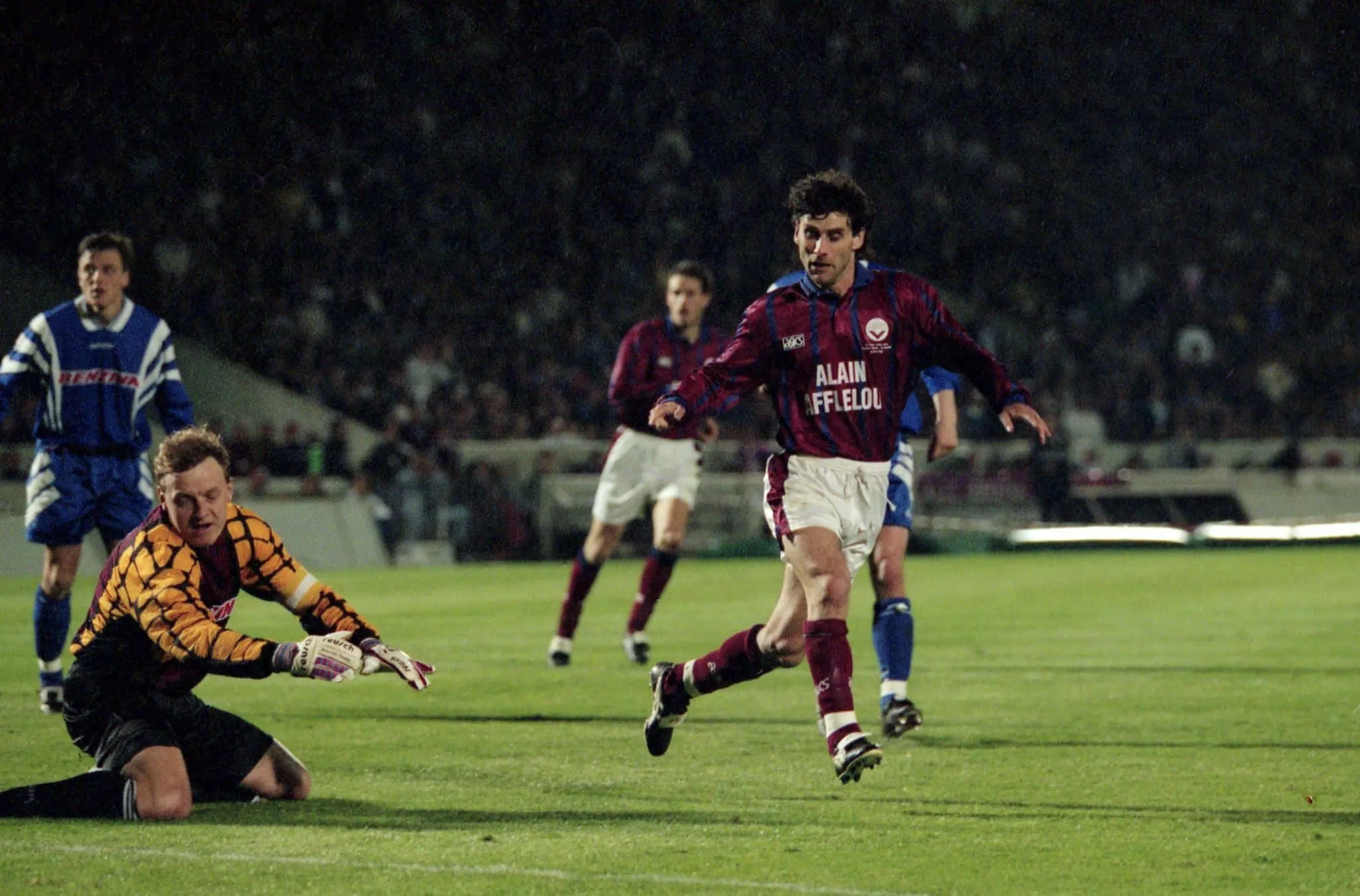 Outre Didier Tholot, quel Français a contribué à envoyer Bordeaux en finale de la Coupe UEFA 1996 en inscrivant le premier des deux buts des Girondins en demi-finale, face au Slavia Prague ?