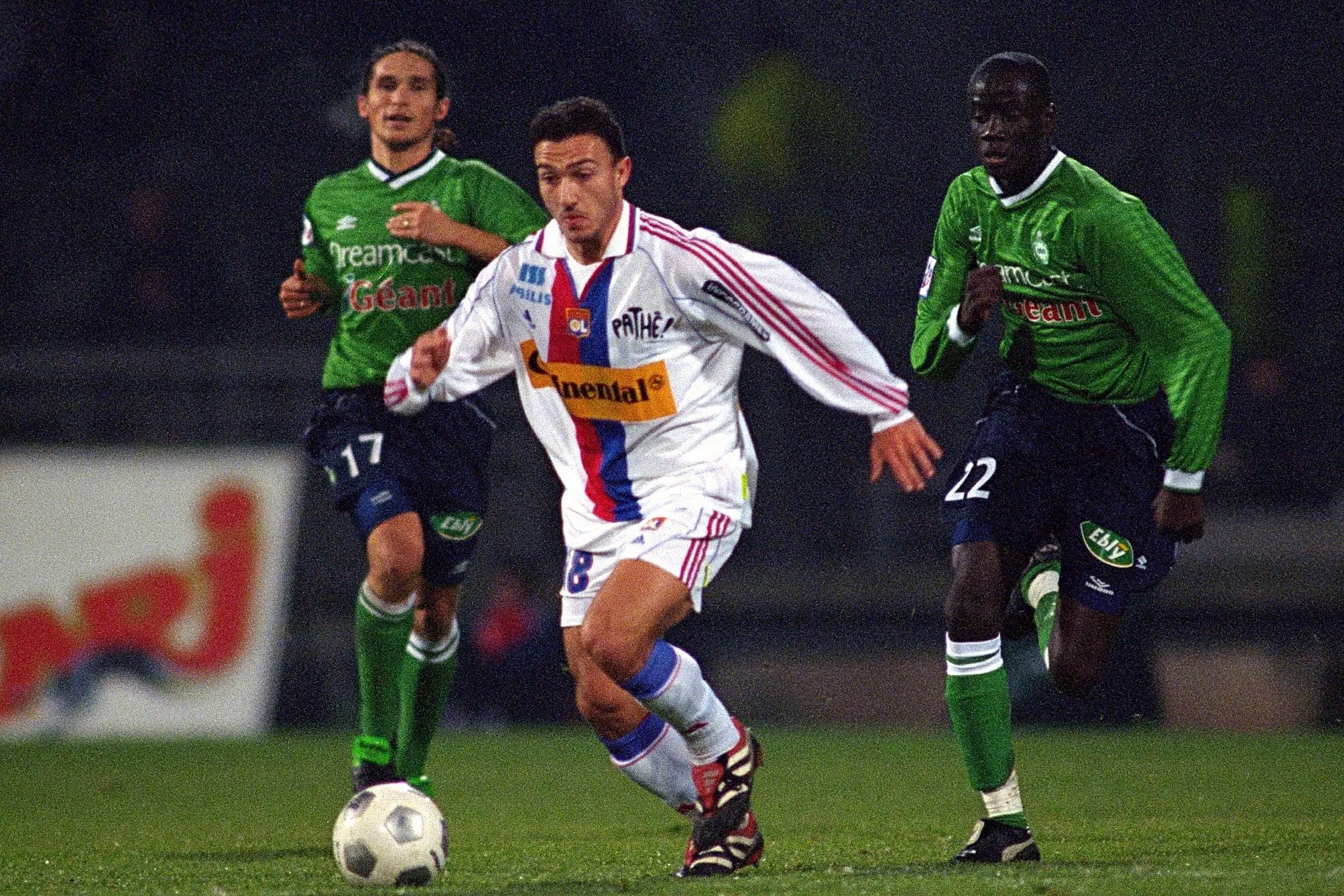 Quel est le seul joueur encore en activité à avoir inscrit un triplé lors d’un derby entre l’OL et l’ASSE ?