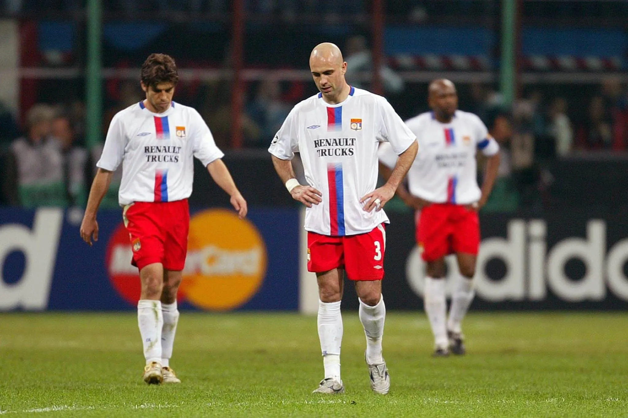En 2006, en quart de finale retour contre l’AC Milan, quel Lyonnais fait une passe en retrait trop molle qui permet à Andriy Shevchenko de récupérer la balle et de crucifier l’OL (1-3), en fin de match ?