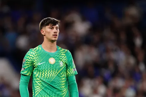Chelsea : “lui-même voit des ressemblances”, Courtois adoube Mike Penders, propulsé gardien titulaires des Blues