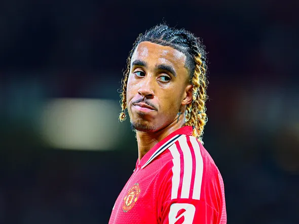Mercato Manchester United : le PSG doit déjà faire face à un adversaire redoutable pour Leny Yoro