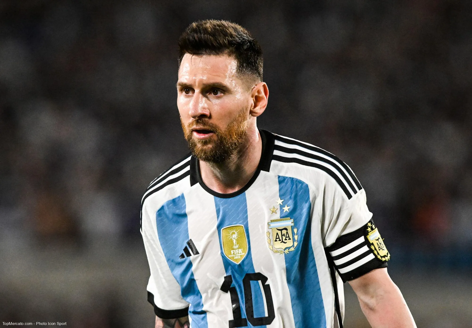 Lors d’un Real Madrid 2-3 Barça en 2017, quelle célébration provocante d’un but marqué à la 92e a valu un carton jaune à Lionel Messi ?
