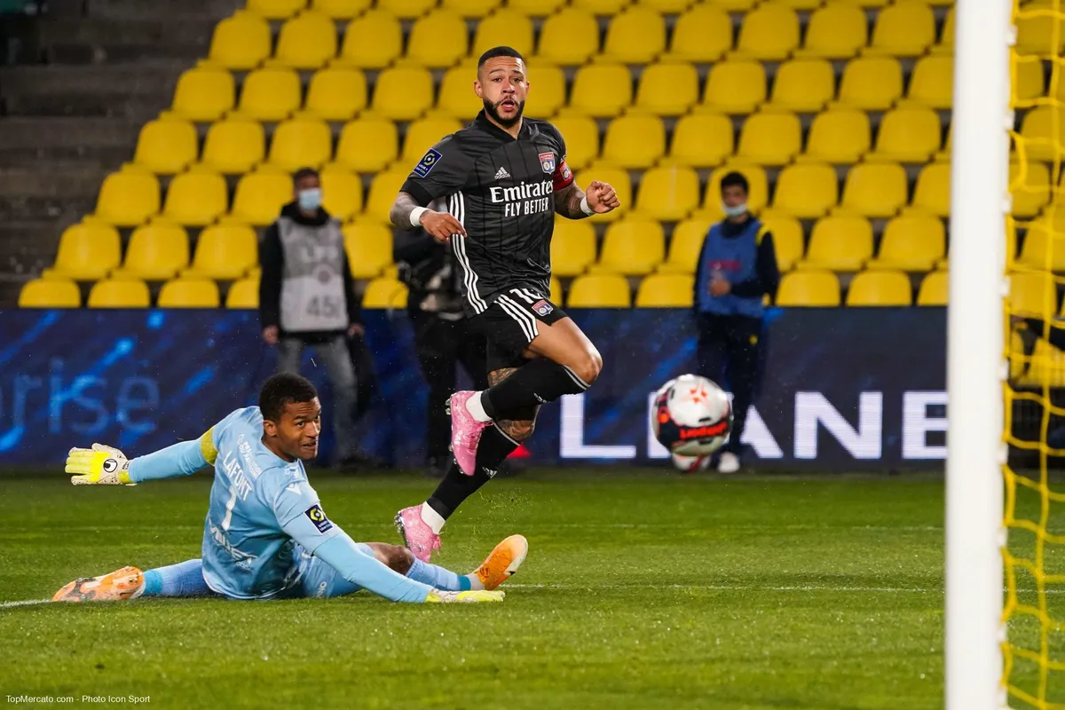 Alban Lafont et Memphis Depay, Nantes-Lyon