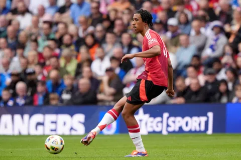 Manchester United : Leny Yoro raconte sa première émouvante